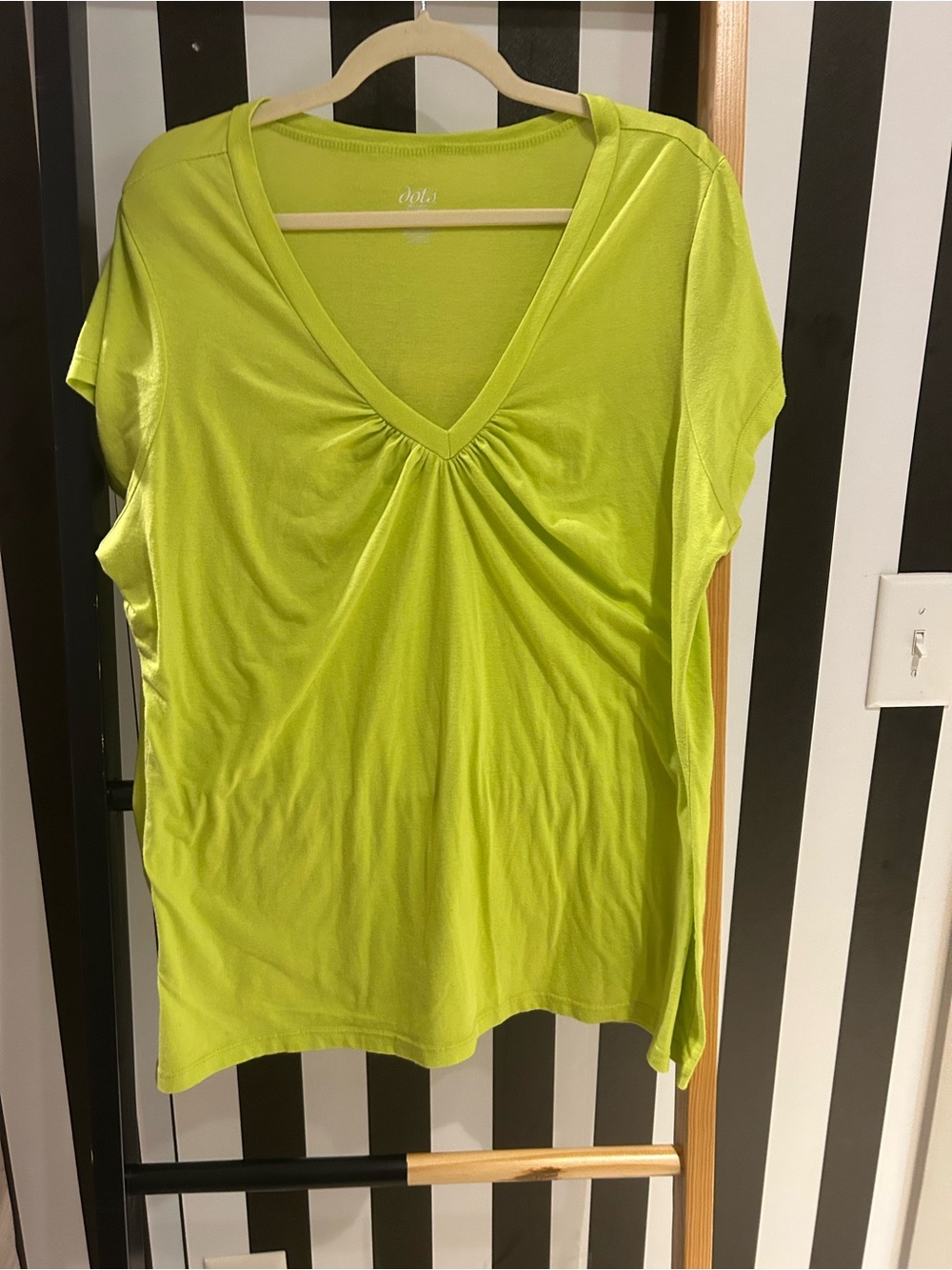 Dots V-neck Short Sleeve Tee in Lime